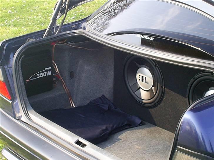 Nissan Primera SOLGT - Den lille Forstærker er til Hathyllen og front højtaler. Har to store forstærker en til hver bas som yder 500 RMS Whatt hver. billede 8