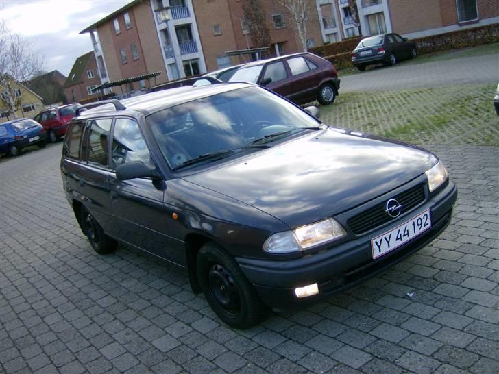 Opel Astra 1,6i Club SOLGT billede 1