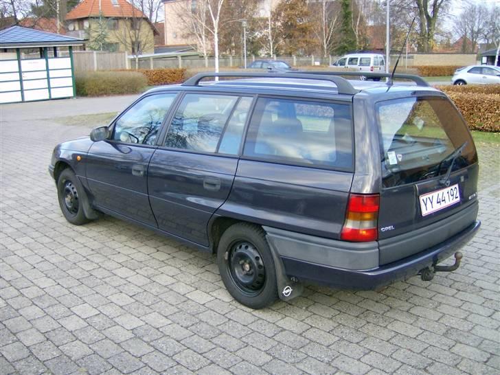 Opel Astra 1,6i Club SOLGT billede 4