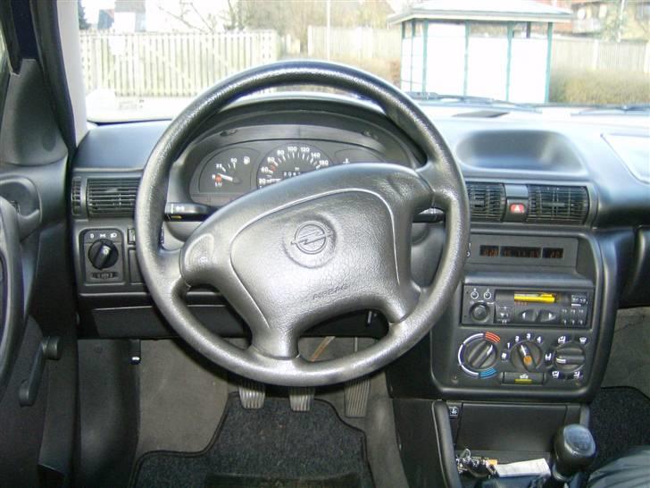 Opel Astra 1,6i Club SOLGT - Cockpittet.. billede 9