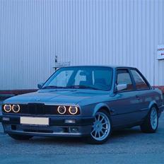BMW 325i e30 -totalskadet-