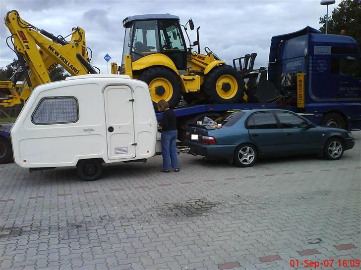 Toyota Corolla XLI  Sedan  - På vej hjem med Maluchs campingvogn billede 7