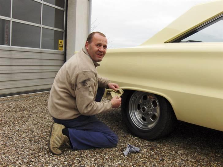 Amerikaner Plymouth GTX *SOLGT* - Min kammerat Bobby pudser lidt fælge billede 16