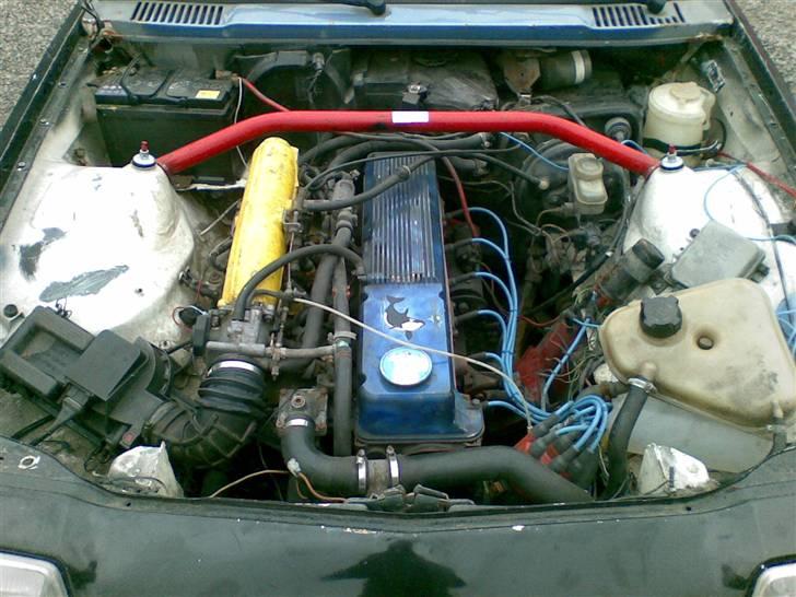 Opel Manta B 3,0 Solgt... - Motoren skal lige gøres lidt ren. billede 2