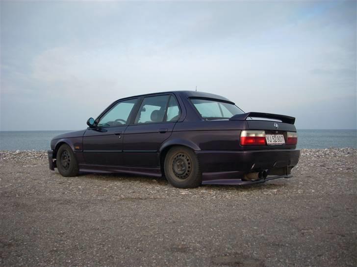 BMW 320 i E30 SOLGT - Så er listerne blevet malet billede 6