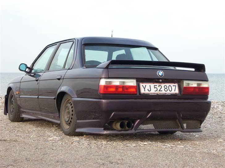 BMW 320 i E30 SOLGT - Så er listerne blevet malet billede 7