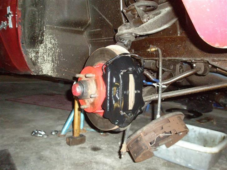 Ford Mustang  SOLGT - convertering fra trumlebr til vent.skiver og 4 stemplet calibre + booster billede 13