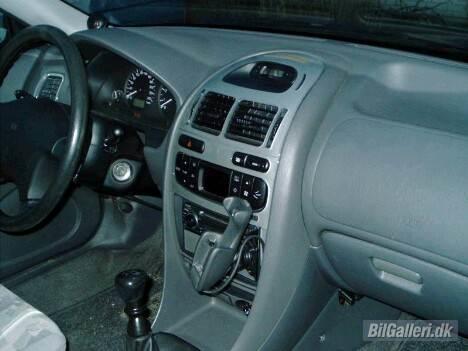 Mitsubishi Carisma - Jeg fik lige "kastet" et interiørkit i børstet stål nakken, det måtte også monteres billede 3