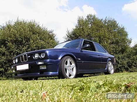 BMW E30 323i 2,5L billede 1