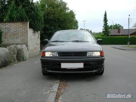 Mitsubishi Colt 1.5 GL *SKROTTET* - Endnu et skud af Colten... Damn den ser rå ud :D billede 2