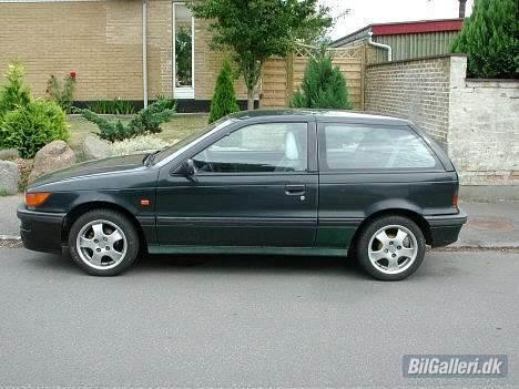 Mitsubishi Colt 1.5 GL *SKROTTET* - Her var det så at der skulle sidde nogen store ruller eller nogen små tysker svin.. længere mod jorden skal den i hvertfald ! billede 3