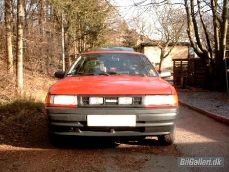 Mazda 323 Sedan LX billede 1