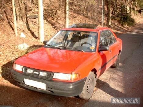 Mazda 323 Sedan LX billede 2