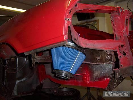 Alfa Romeo 33 1.7 ie QV *solgt* - Luftfiltret bygget ind bag forskærmen. Jeg regner med at sætte rødt alu-gitter i hullerne til tågelygter i kofangeren. billede 3