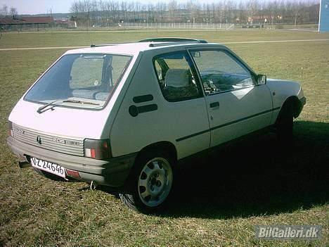 Peugeot 205 XR - Pandekagen bag / siden billede 1