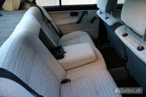 VW Jetta 19E - Original "kop-holder" så passagerne på bagsædet kan stille deres dåse sodavand og ha´ en pose slik liggende i det lille rum bagved billede 6