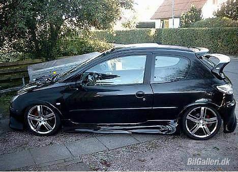 Peugeot 206 2.0 GTI  - Her kan man se de rødlakerede bremsekalibre samt de speciellavede sideskørter, der er tilpasset skærmforøgeren! billede 7