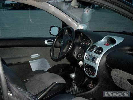 Peugeot 206 2.0 GTI  - "Gammelt" billede... der er sket ændringer som f.eks. urskiver, kromringe om urskiverne, stolper malet sorte og indenfor nærmeste fremtid håber jeg på at få lavet nogle nakkestøtter med rockfordlogo!  billede 8