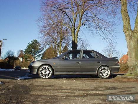 Peugeot 405 Mi16 - Her ses den fra siden. Der mangler lidt sænkning billede 2