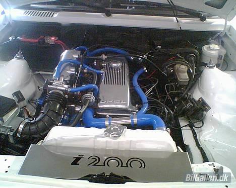 Opel Manta i200 - Således ser det "nye" maskinrum så ud..... billede 5