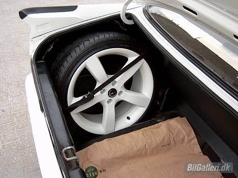 Opel Manta i200 - Et res.hjul er jo magen til dem der sidder på bilen, ik´?? billede 6