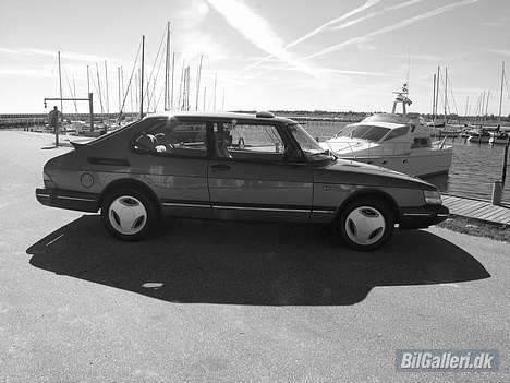 Saab 900 T8 - En gang sort/hvid på havnen!!! Med en lille båd som baggrund!! billede 7