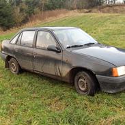 Opel kadett E 1,3 sedan