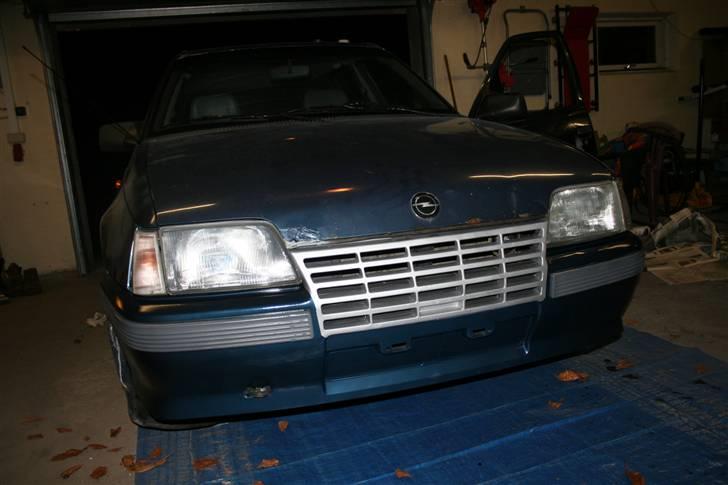 Opel Kadett E (DØD) 1987- - Nymalet kofanger lige i min stil :~) billede 10