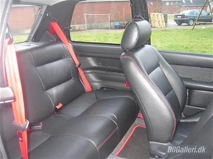 Peugeot 106 GTI. SOLGT - kabinen med røde sygninger/seler og bundmåt kanter billede 11