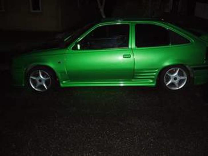 Opel kadett (SOLGT)! - der står den lige og gemmer sig i mørket. hehe ik så nemt med den lak. den har fået. billede 11