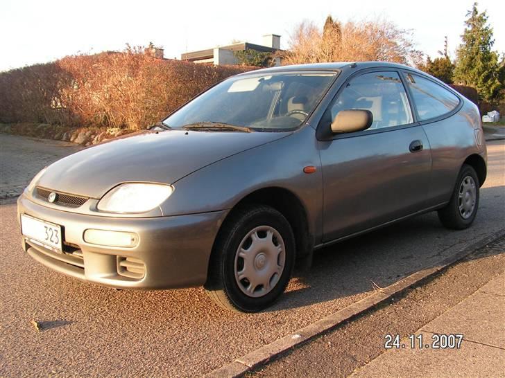 Mazda 323 C 1,5 lx billede 2