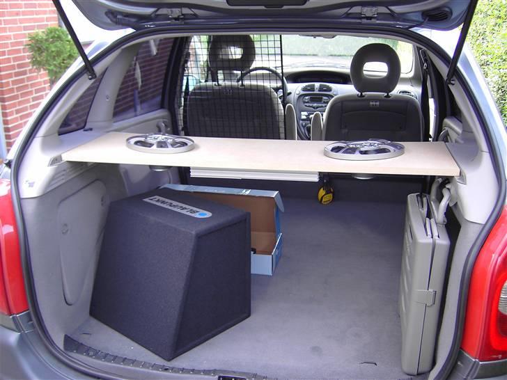 Citroën Xsara Picasso 2.0 HDi - Ledningsrodet mangler.  Jeg håber på at få den betrukket, evt med noget filt ellerkonstrueret en kasse til hele systemet billede 16