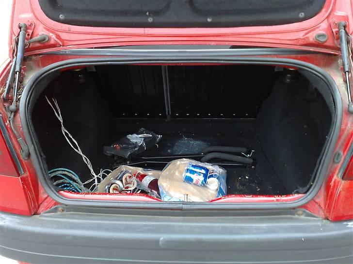 Seat Cordoba 1.6 (SKROTTET) - Bagagerummet er dejligt stort men fugtig !! billede 6