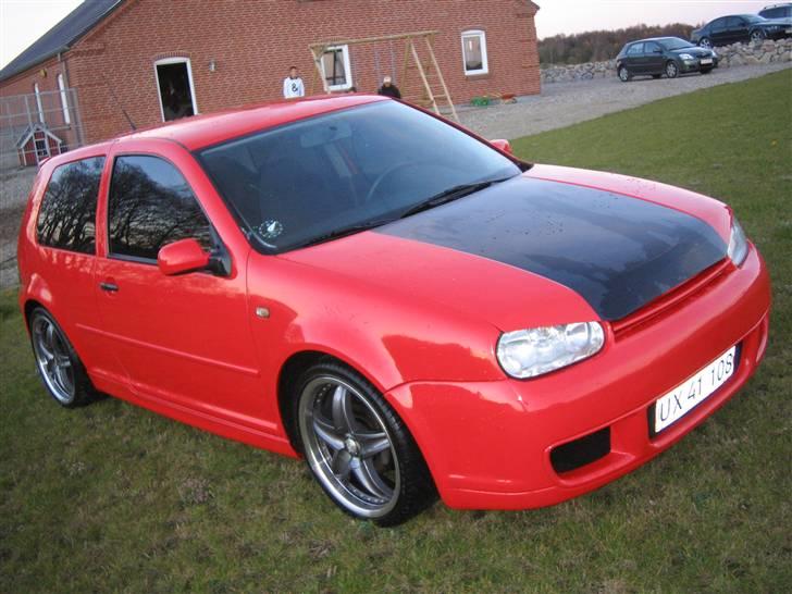 VW Golf 4 Solgt - lige blevet vasket, derfor de pletter på bilen. billede 1