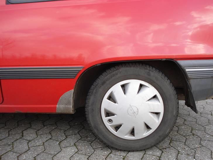 Opel kadett E 1,4i Fun *SOLGT* - eneste rust der er lavet i den, bunden af bagskærme billede 4