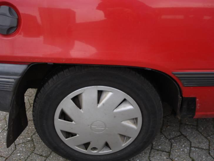 Opel kadett E 1,4i Fun *SOLGT* - eneste rust der er lavet i den, bunden af bagskærme billede 7