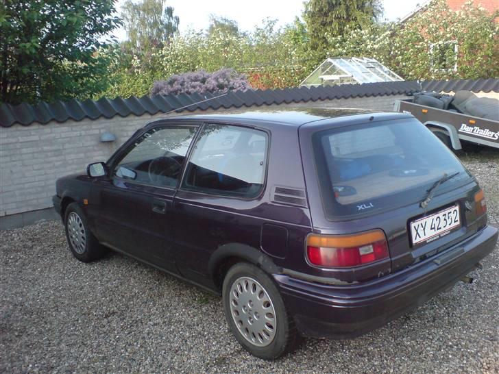 Toyota corolla DØD - en toyota bagfra. ser altså underlig ud, når der ikk er nogen hækspoile på billede 3