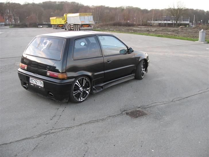 Daihatsu Charade 1.6 Byttet - Venstre bagpotte hænger længere nede,  ja, der var desvære gået et udstødnings ophæng da jeg tog billederne, er rettet nu! billede 4