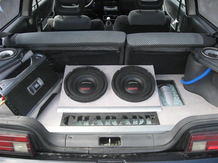 Daihatsu Charade 1.6 Byttet - Den nye forstærker yder virkelig basserne hvad de sal bruge, kæft det kan ryste bilen! :D billede 6