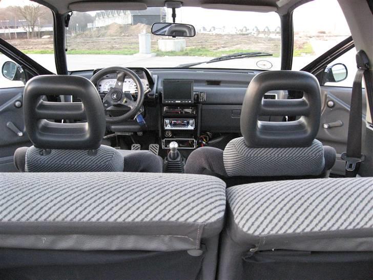 Daihatsu Charade 1.6 Byttet - Gtti kabine, og så kan man lige ane skærmen og min pioneer HU, dvd afspilleren ligger under passager sædet! :-) billede 7