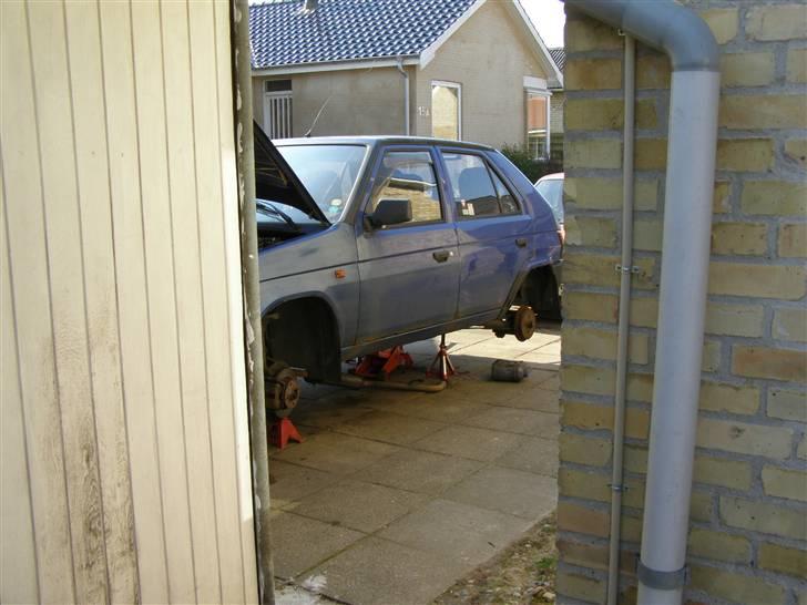 Skoda favorit 135lx **SOLGT** - skulle have lavet lidt bremserør,udstødning og benzin filter billede 15