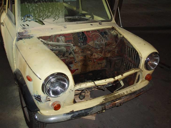 Mini morris 850 cc - ikke for kønt syn. men en gammel bil jo. billede 4