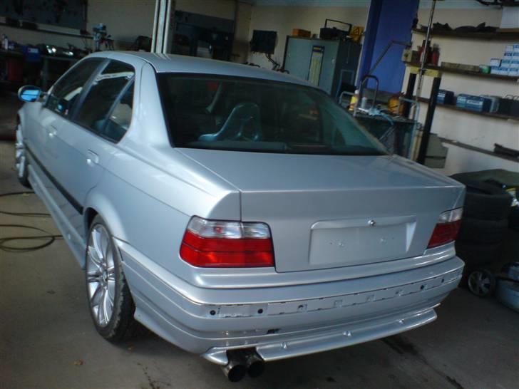 BMW E36 318i  [solgt] - Det skal lige siges at stødlisten sidder på nu og er helt ny . billede 10