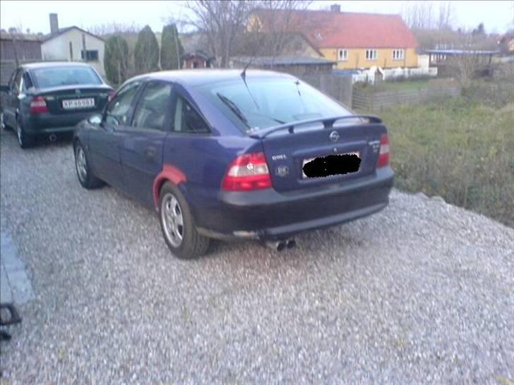 Opel vectra b - Efter bilen  har fået lavet rust, lidt kedelig nu og de nye baglygter  stadig ikke sat på billede 8