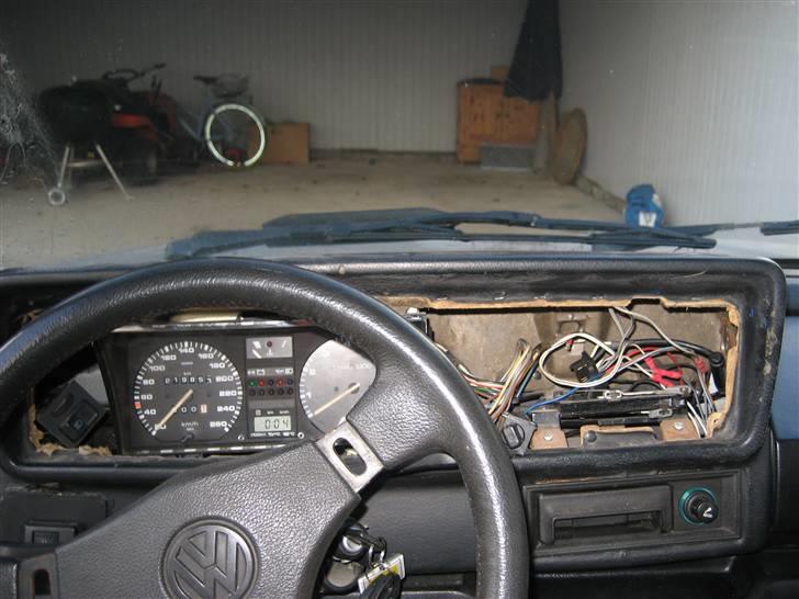 VW Golf 1 cabriolet - Der mangler lidt rundt om spedometeret billede 7