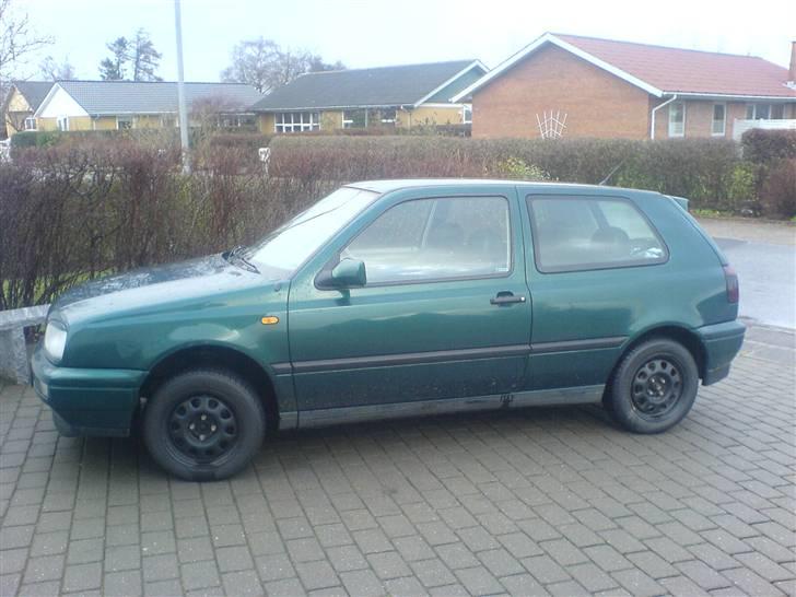 VW Golf III 1,8 CL solgt - lige blevet synet, ingen fejl gik lige igennem, nye vinterdak med nye fælger billede 2