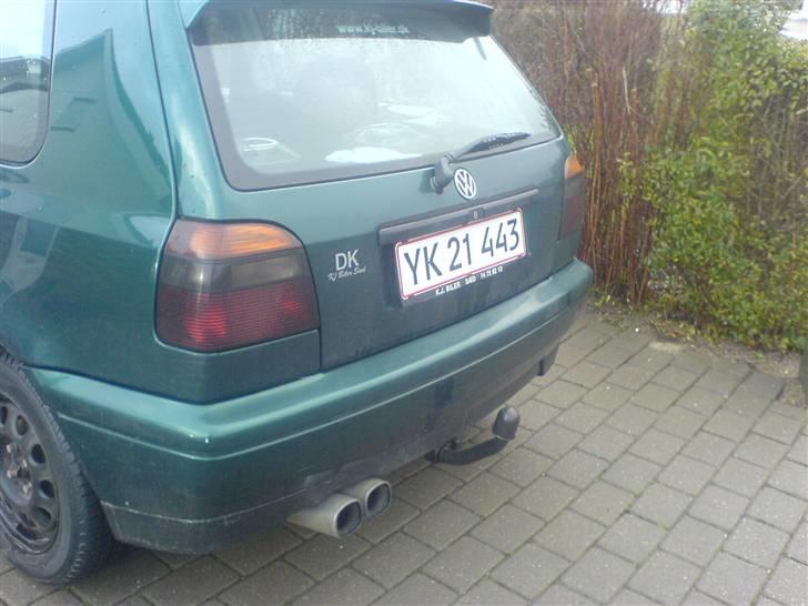 VW Golf III 1,8 CL solgt - har lige fået lavet alt rusten i bunden, og malt min jydekrog sort billede 3