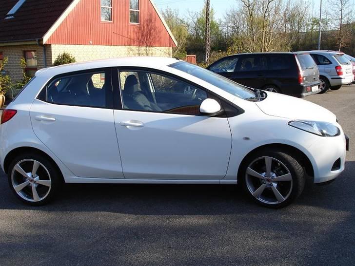 Mazda 2 Advance (SOLGT) - Bilen fra siden med sommerdæk billede 1