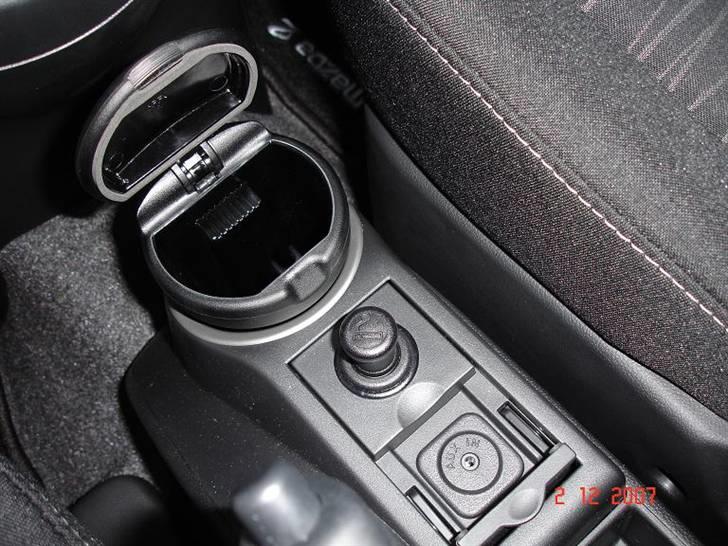 Mazda 2 Advance (SOLGT) - aux tilslutningen - til fx. mp3 afspiller billede 7