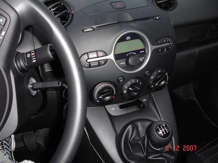 Mazda 2 Advance (SOLGT) - elsker den måde de har placeret gearstangen - lækkert at køre med billede 9